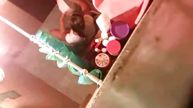ক্ষুদে লেসবিয়ান কিশোররা সেক্সি এটি চুদাচুদিভিডিও নাইলনগুলিতে ভগ চুম্বন এবং চাটছে।