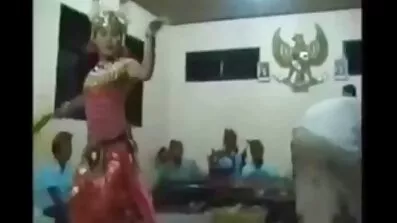 ব্লাহ, আমার ভাগ্যবান বন্ধু একটি ছোট স্কার্ট চুদাচুদি ভিডিও ছবি এবং স্নিকার্স পরে লেকের ধারে বনে।