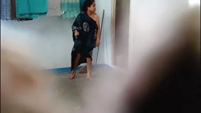 সে ঘটনাক্রমে আমাকে ডিমে কামড় দিয়েছিল, তার পরে সে তার বন্ধুকে রাগ করে ইংলিশ চুদাচুদি ভিডিও শাস্তি দেয়।