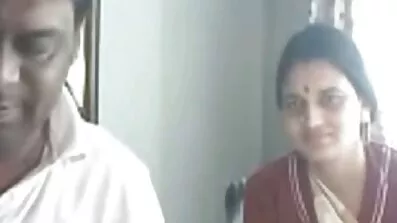 আমার বান্ধবী গরম হয়ে ওঠে এবং সে তার ফকিং চুদাচুদিভিডিও পাছাকে শুক্রাণুর ফোঁটা দিয়ে ছিটিয়ে দিতে বলে।