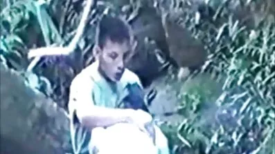 গ্রামাঞ্চলে ছুটিতে থাকা একজন ছাত্র একটি নৌকায় একজন লোককে দেশি চুদাচুদি ভিডিও চুদছে।